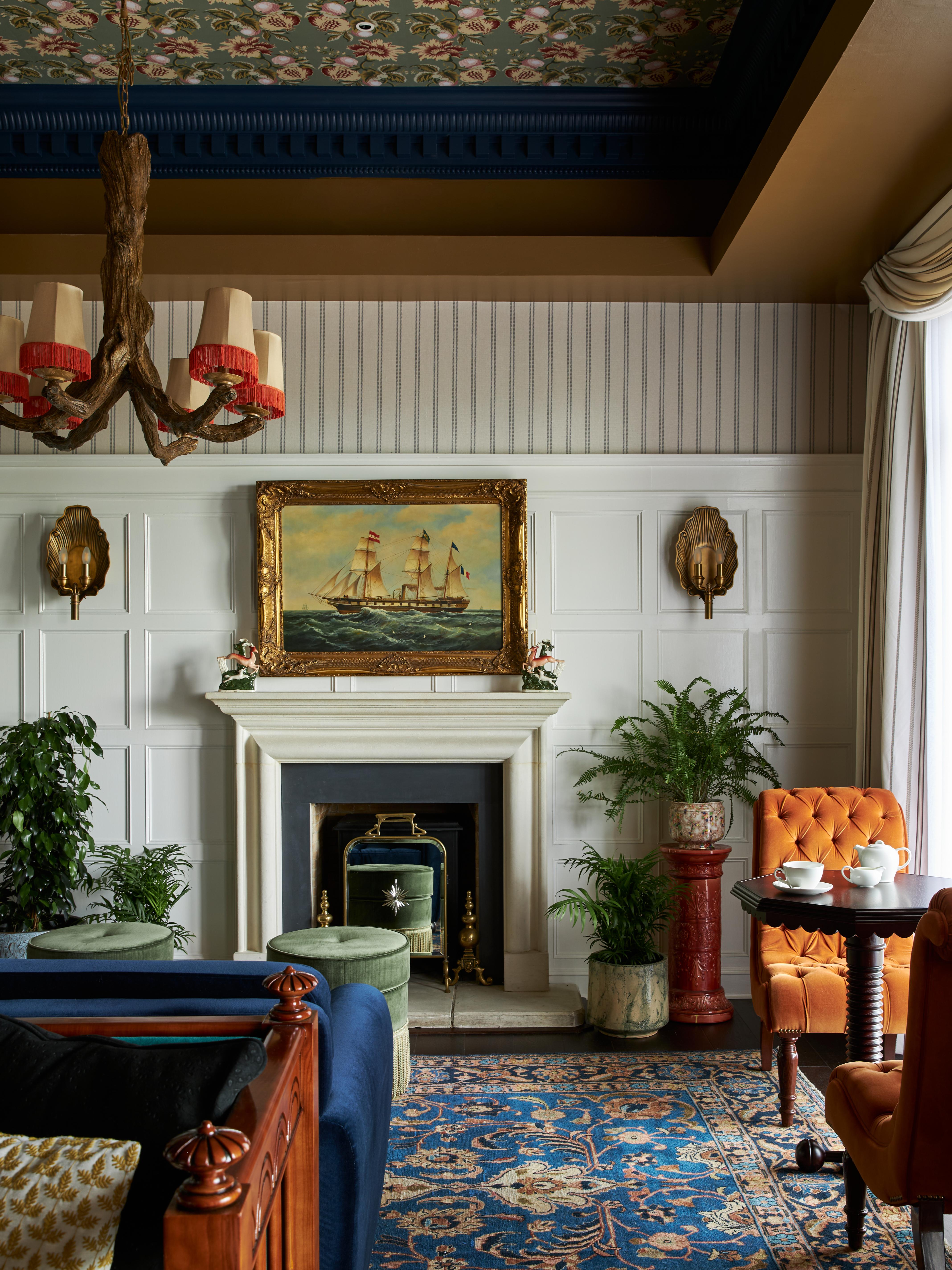 Hotel Marine Troon Exteriér fotografie A wainscot in a living room